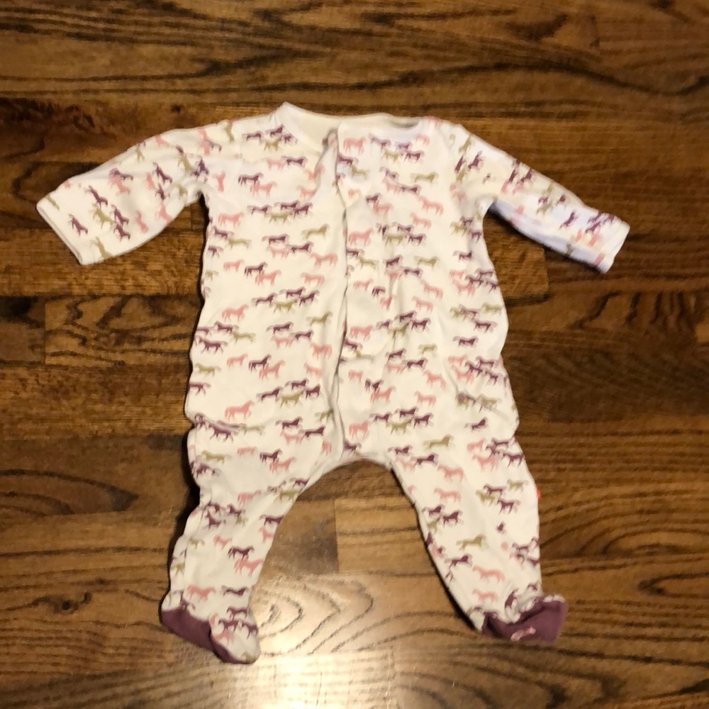 Magnetic Me horse onesie. 3-6 months. Easy close onsite.